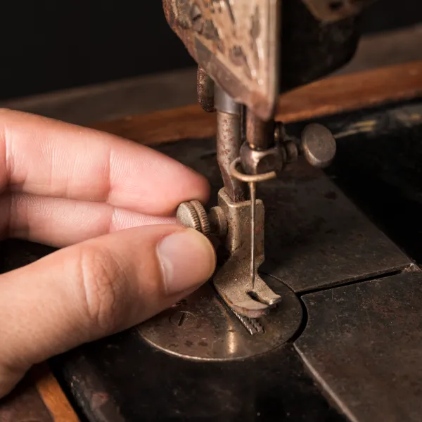 aguja-de-ajuste-de-la-mano-de-la-cosecha-en-la-maquina-de-coser agujas y pisatelas