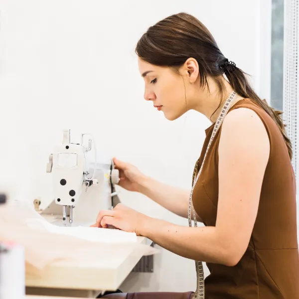 costurera-de-sexo-femenino-que-trabaja-en-la-maquina-de-coser revisión y mantenimiento