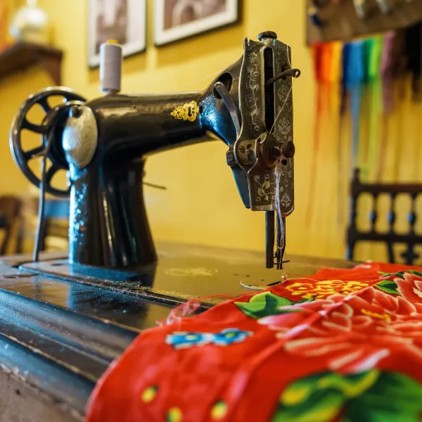 vieja-maquina-de-coser-en-la-mesa transformación de máquinas antiguas